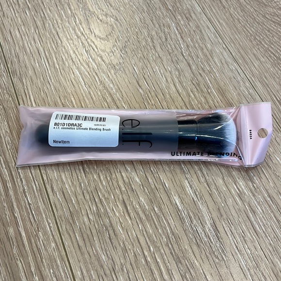 *NEW* ELF cosmetics Ultimate Blending Brush 84034 - Picture 1 of 4